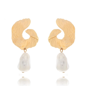Strukturierte goldene C-Ohrringe mit Barockperlen-Anhänger in elegantem Kunststil