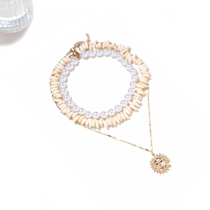 Mehrlagiges Strand-Halsketten-Set mit Muscheln, Perlen und goldenem Sonnenanhänger