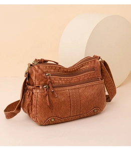 Détails du sac bandoulière vintage en cuir lavé marron avec plusieurs poches zippées