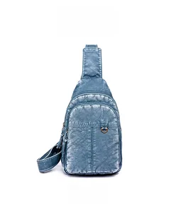 Frontansicht der blauen gewaschenen Kunstleder-Brusttasche mit Vintage-Denim-Struktur