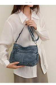 Détail du sac bandoulière vintage en cuir lavé bleu marine avec plusieurs fermetures