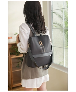 Dettaglio dello zaino impermeabile in tessuto Oxford con eleganti zip in metallo dorato