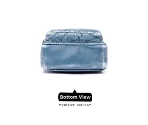 Detailansicht der Bodennaht einer blauen Brusttasche aus gewaschenem Leder