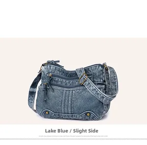Seitenansicht der Vintage-Umhängetasche aus gewaschenem Denim mit Bronzebeschlägen