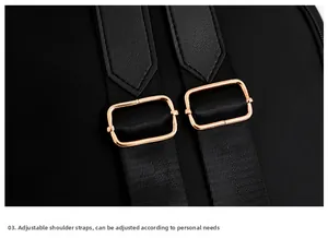Dettaglio spallacci regolabili con fibbie in oro rosa su uno zaino in oxford nero