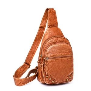 Sac de poitrine marron en cuir PU délavé vintage avec rivets et large bandoulière