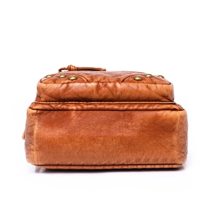 Sac de poitrine rétro en cuir PU marron avec rivets vintage et texture souple