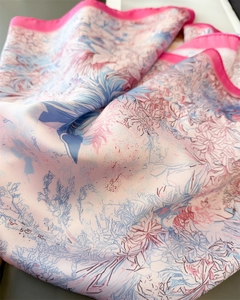 Detail eines Seidenschals mit abstraktem Blumendruck und feiner Rollsaum-Textur