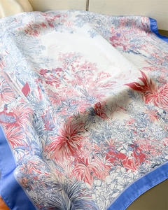 Detail des eleganten weißen Seidenschals mit blauem und rotem tropischem Blumenmuster