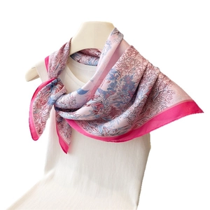 Eleganter Seidenschal mit Blumenmuster in Rosa und Magenta auf weißer Schaufensterpuppe