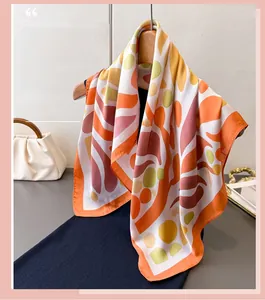 Vue détaillée du foulard carré en soie avec imprimé corail orange et vert olive
