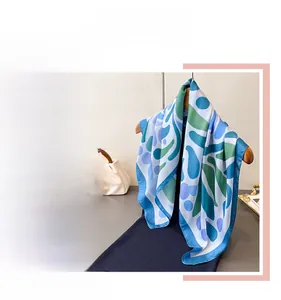 Vue détaillée d'un foulard élégant en soie artificielle avec imprimé corail bleu et vert