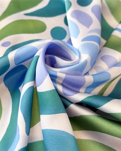 Gros plan d'un élégant foulard en soie à imprimé corail avec texture satinée
