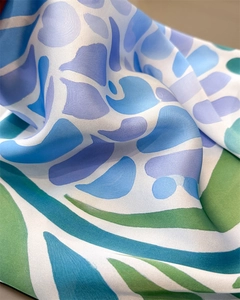 Vue macro détaillée du foulard en soie à imprimé corail montrant la texture du satin