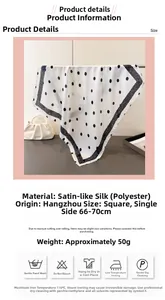Vue détaillée du foulard carré en satin à pois noirs avec spécifications de taille