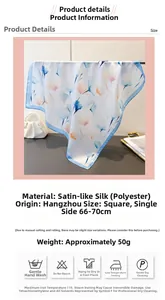 Détail d'un foulard en soie satinée à fleurs bleues et texture légère