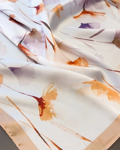 Détail du tissu satiné doux avec d'élégants imprimés de fleurs à l'aquarelle