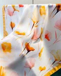 Vue détaillée d'un foulard en soie à fleurs aquarelle avec bords roulés jaunes