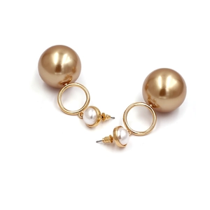Détail de la boucle d'oreille pendante avec petite perle blanche et grande bille dorée