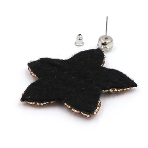 Boucles d'oreilles étoiles faites main avec feutre noir et bordure de perles dorées