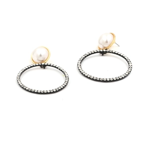 Elegante Creolen aus Gold mit schwarzem Ring, großer Perle und funkelnden Kristallsteinen