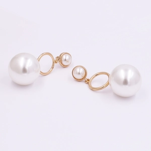 Boucles d'oreilles pendantes dorées avec perles étagées pour un style élégant