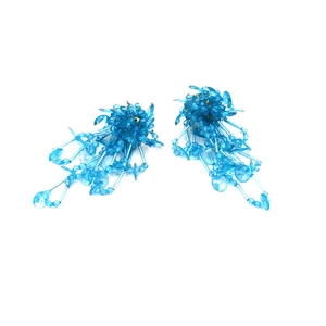Dettaglio di orecchini a perline blu con fiore di cristallo e lunghi ciondoli a frangia