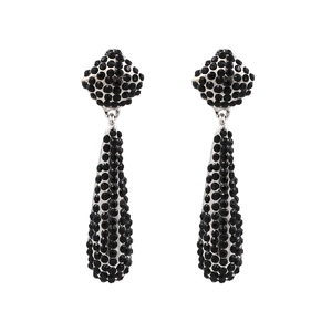 Gros plan de boucles d'oreilles pendantes en strass noirs avec base en métal argenté