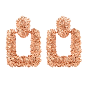Retro hohle rechteckige Metallohrringe mit schwerer 3D-Blumentextur in Roségold-Finish