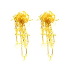 Dettaglio dei lunghi orecchini a nappa gialla con grappoli di fiori in cristallo