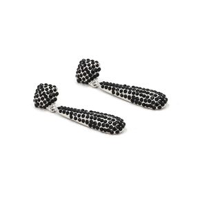 Vue détaillée de boucles d'oreilles pendantes argentées avec strass noirs pavés
