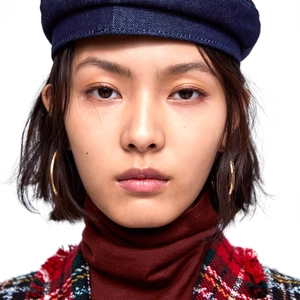 Créoles dorées minimalistes avec casquette en jean et veste en tweed à carreaux