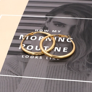 Grandes boucles d'oreilles créoles dorées minimalistes au fini poli pour femmes