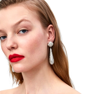Longues boucles d'oreilles en forme de larme en alliage d'argent et strass sur modèle