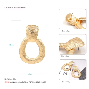 Détail des boucles d'oreilles goutte dorées avec texture martelée et dimensions exactes