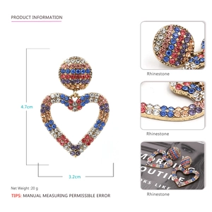 Vue détaillée des boucles d'oreilles cœur avec strass colorés et échelle de 4,7 cm