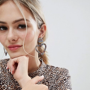 Boucles d'oreilles pendantes cœur colorées serties de strass brillants et luxueux
