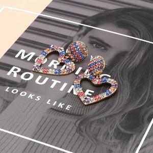 Boucles d'oreilles pendantes cœur étincelantes avec strass colorés sur magazine
