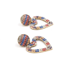 Détail de boucles d'oreilles cœur avec strass multicolores et placage à l'or brillant
