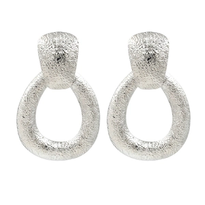 Boucles d'oreilles argentées en forme de goutte avec texture martelée et finition vintage