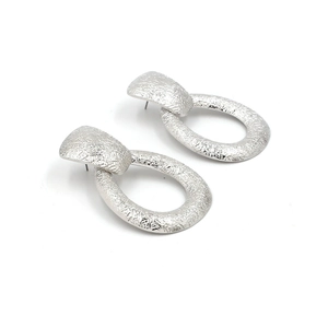 Boucles d'oreilles gouttes argentées minimalistes avec texture martelée et anneau ovale