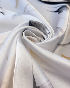Détail de tissu effet soie avec motifs à l'encre et doux éclat satiné luxueux