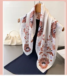 Detailaufnahme des Seidenschals mit Vintage-Blumenmuster auf elfenbeinfarbenem Grund
