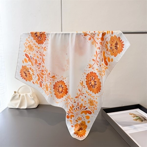 Eleganter Seidenschal mit Blumenmuster in Perlweiß und Orange mit Rankenmotiven