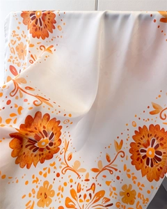Detailansicht eines Satinschals mit Blumenmuster, orangen Blüten und seidiger Textur