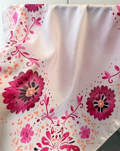 Nahaufnahme des eleganten Blumen-Seidentuchs mit satinierter Textur und magentafarbenen Blumen