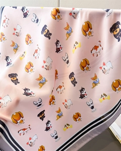 Détail d'un foulard en soie rose avec motifs de chiots et bordure rayée classique