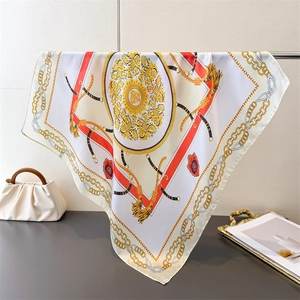 Vue détaillée d'un foulard en soie de luxe rétro avec imprimé chaîne sur un sac à main