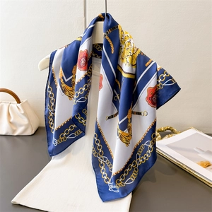 Carré de soie luxueux bleu marine et blanc avec imprimé chaîne dorée et blason chic