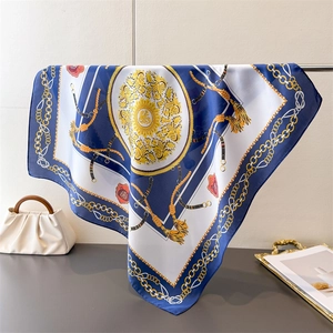 Détail d'un foulard en soie baroque de luxe avec motifs de chaînes et glands bleu roi